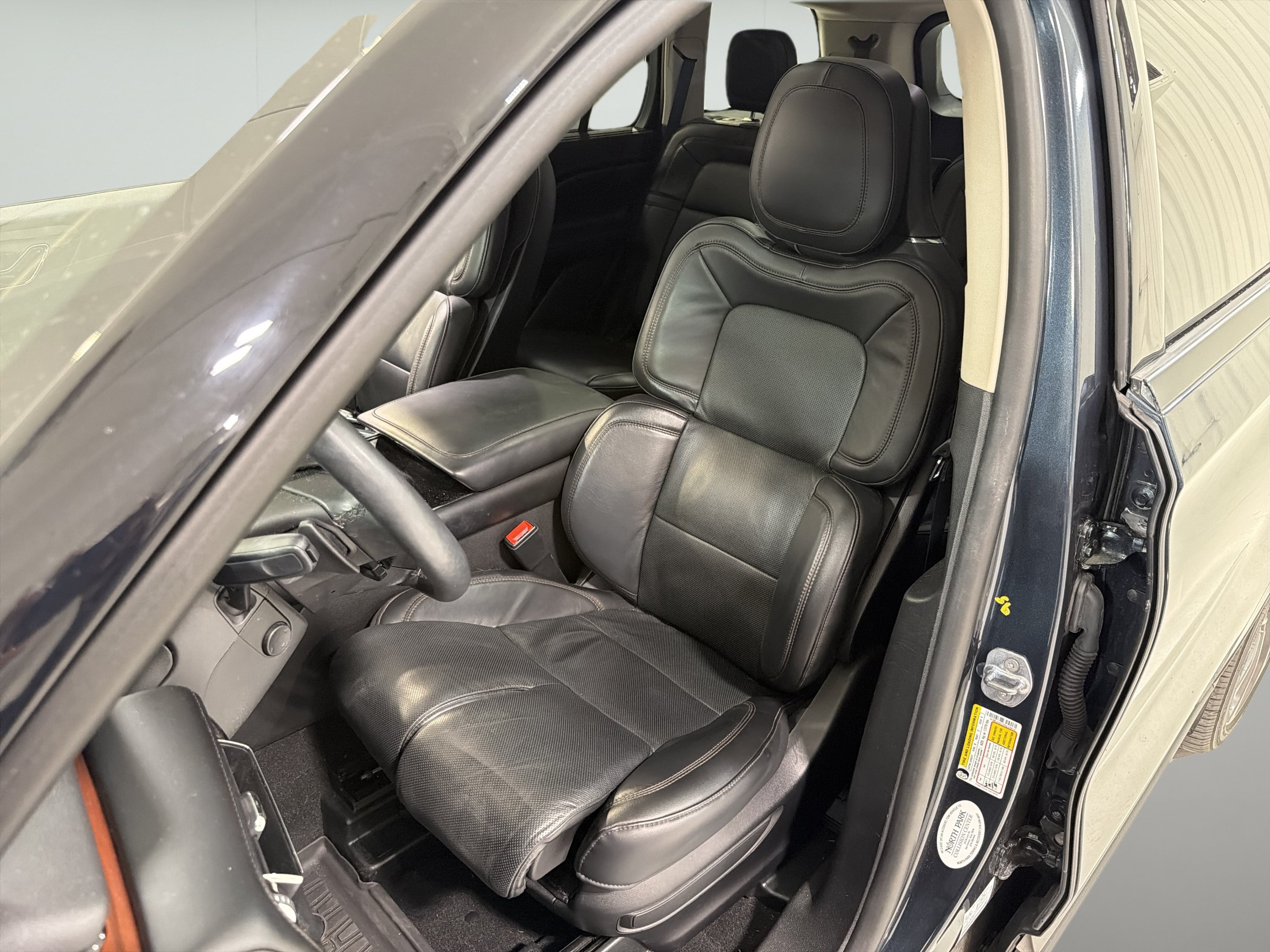 Used 2023 Lincoln Aviator Reserve w/ Equipment Group 201A AWD/4WD image 11