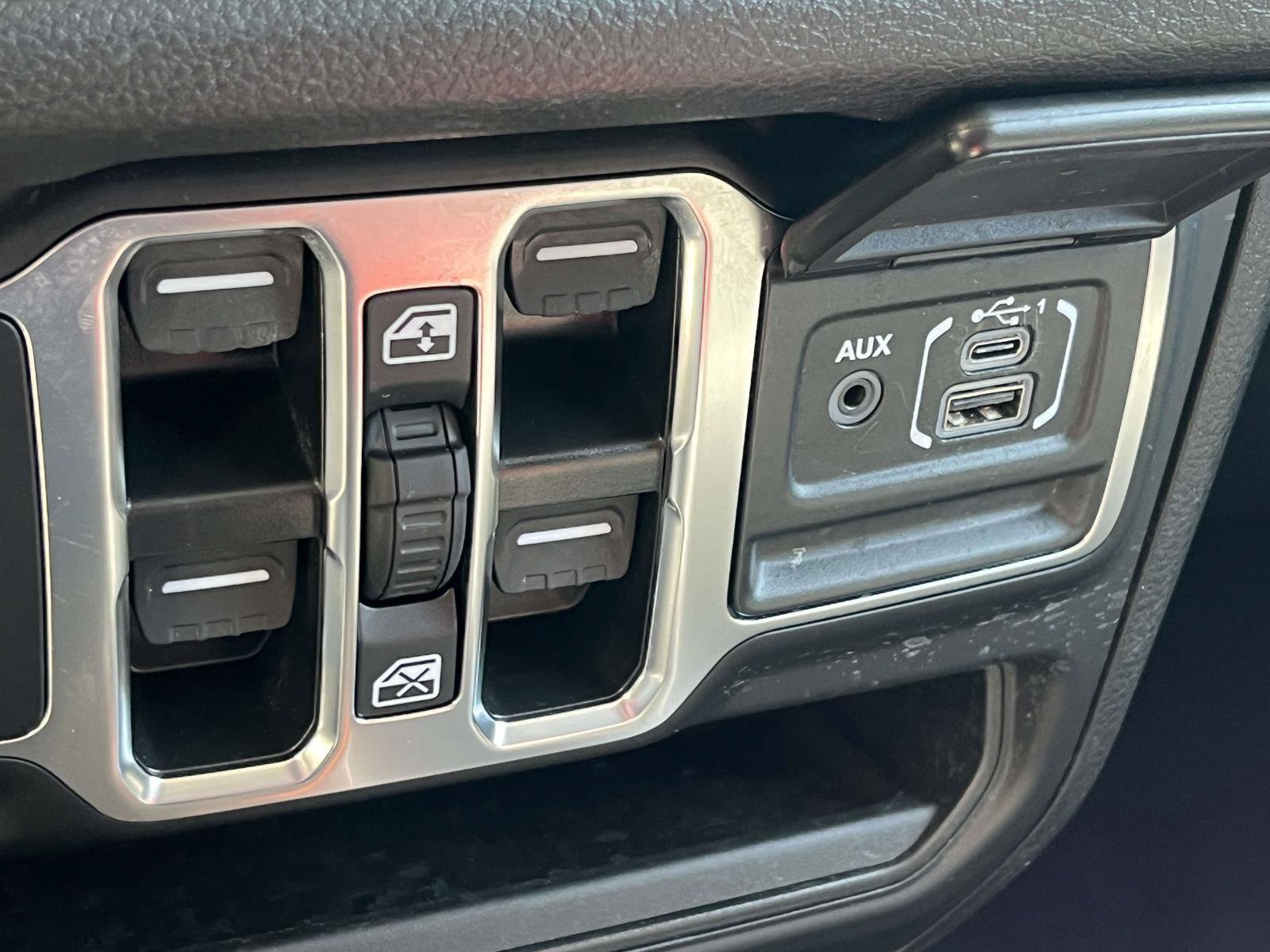 Used 2025 Jeep Gladiator Sport AWD/4WD image 25