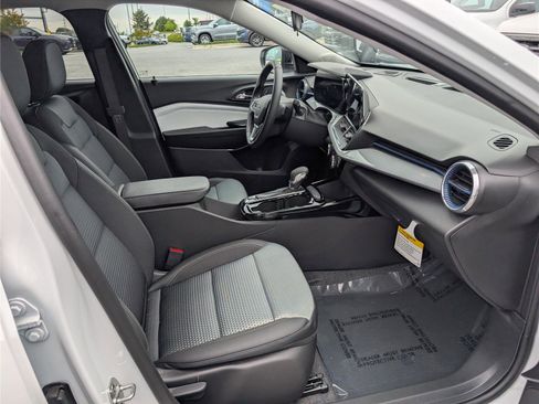 New 2026 Chevrolet Trax LT w/ Driver Confidence Package FWD image 6
