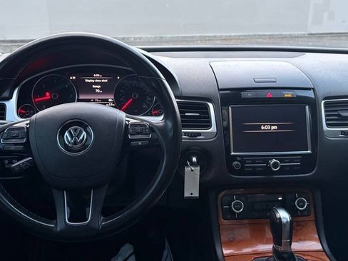 Used 2011 Volkswagen Touareg Sport AWD/4WD image 11