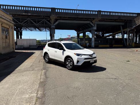 Used 2018 Toyota RAV4 LE w/ All Weather Liner Package AWD/4WD image 15