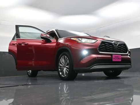 Used 2021 Toyota Highlander Platinum image 30