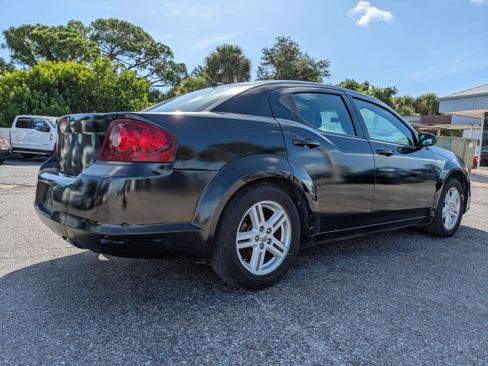 Used 2013 Dodge Avenger SXT FWD image 4