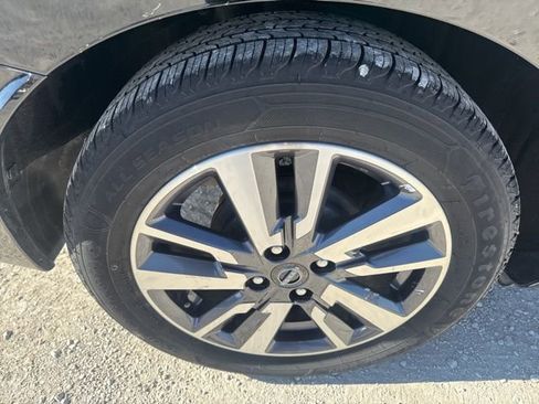 Used 2023 Nissan Versa SV image 9