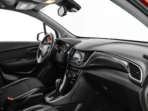 Used 2019 Chevrolet Trax LT w/ LT Convenience Package image 10