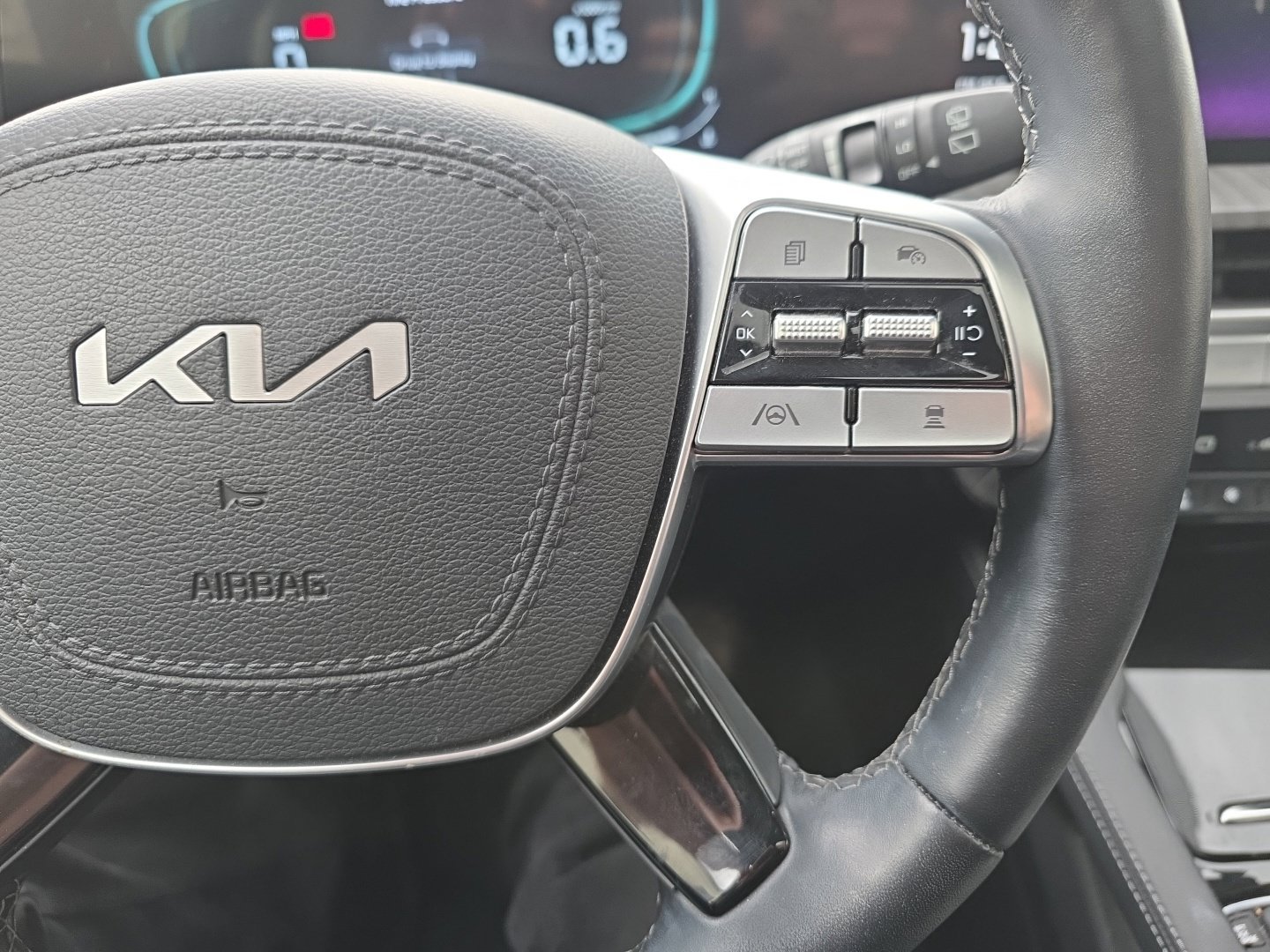 Used 2025 Kia Telluride EX w/ EX Captain's Chair Package AWD/4WD image 11