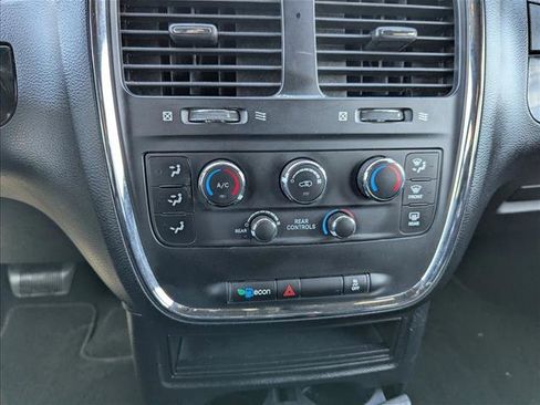 Used 2018 Dodge Grand Caravan SE FWD image 18