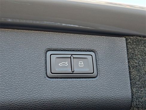 Used 2023 Bentley Bentayga image 36