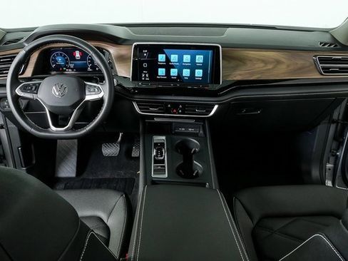 Certified 2025 Volkswagen Atlas SE image 21