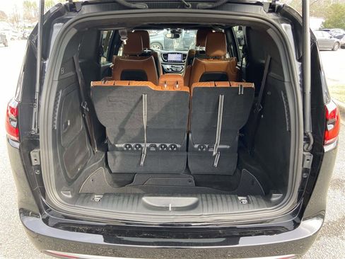 Used 2025 Chrysler Pacifica Pinnacle image 9