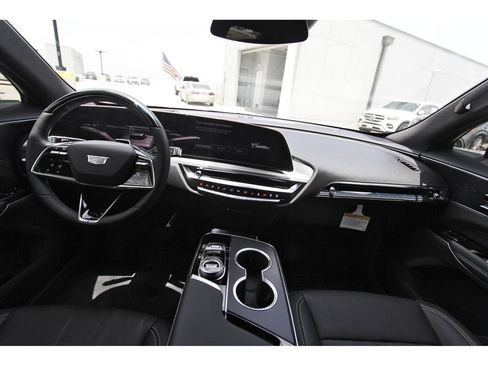 New 2026 Cadillac Lyriq Luxury AWD/4WD image 9