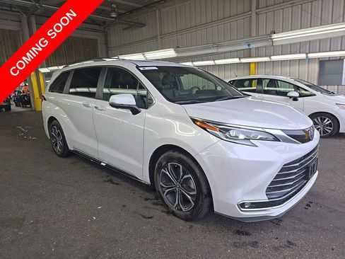 Used 2025 Toyota Sienna Platinum AWD/4WD image 1