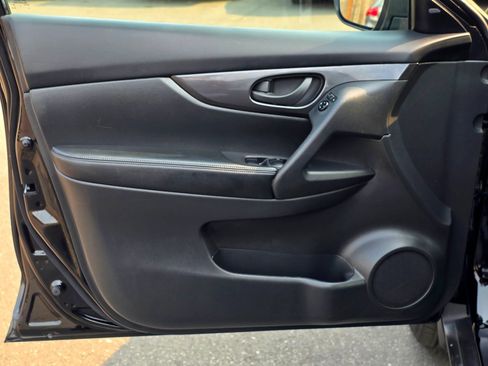 Used 2020 Nissan Rogue SV FWD image 32