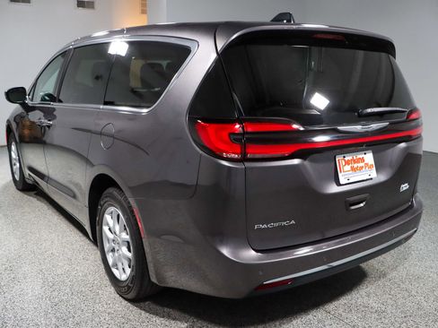 Used 2023 Chrysler Pacifica Touring-L FWD image 9