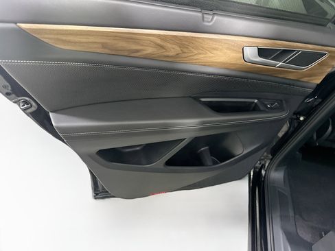 Used 2025 Volkswagen Atlas SE image 26