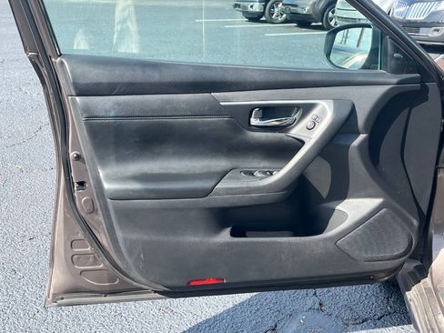 Used 2017 Nissan Altima 2.5 SL w/ Moonroof Package FWD image 10