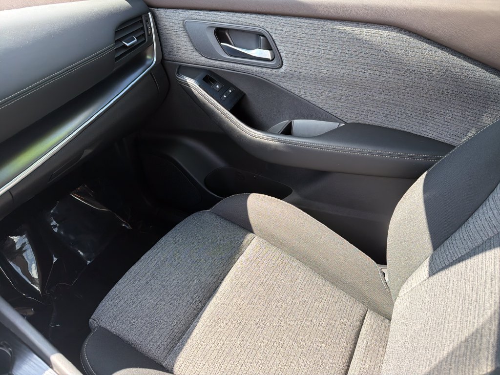 Certified 2023 Nissan Rogue SV FWD image 30