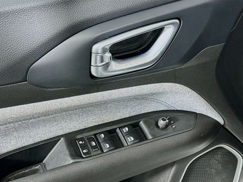 Used 2024 Jeep Compass Latitude image 15