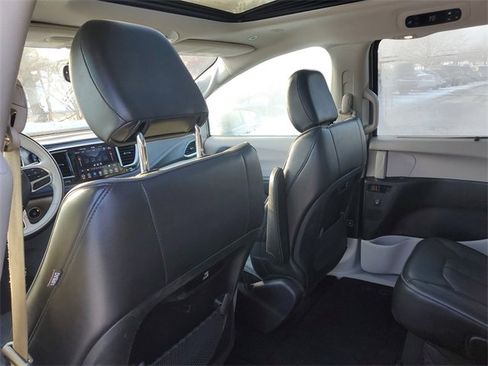 Used 2018 Chrysler Pacifica Limited image 9