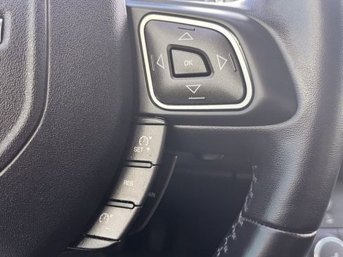 Used 2019 Land Rover Range Rover Evoque SE Premium image 12