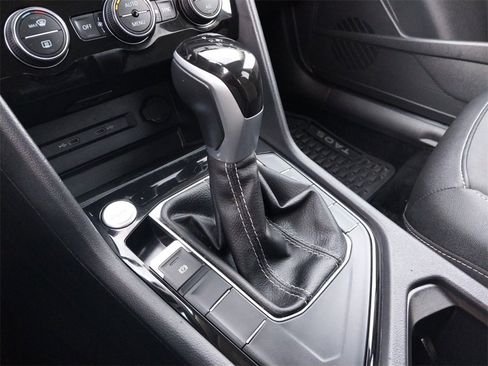 Used 2024 Volkswagen Taos SE w/ Black Wheel Package image 18