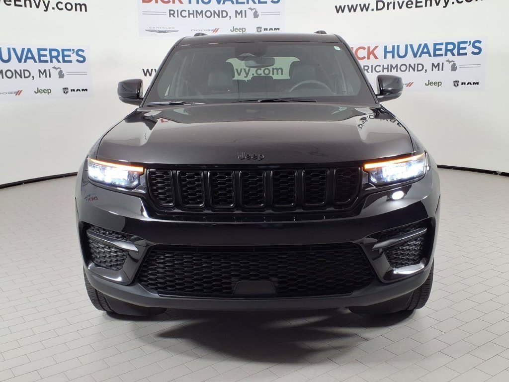 Used 2023 Jeep Grand Cherokee Altitude AWD/4WD image 2