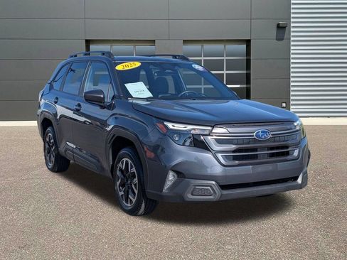 Used 2025 Subaru Forester Premium AWD/4WD image 3