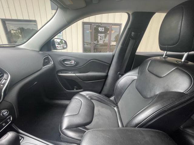 Used 2019 Jeep Cherokee Latitude Plus w/ Cold Weather Group AWD/4WD image 27