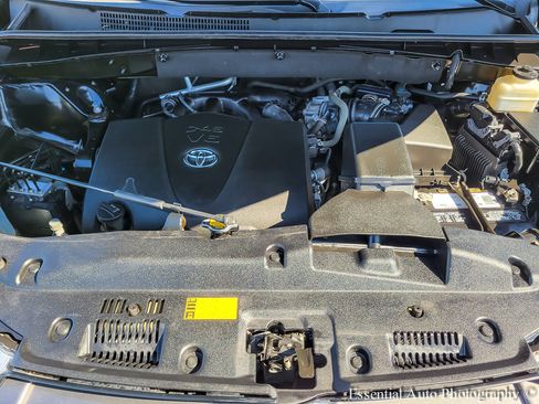 Used 2017 Toyota Highlander XLE w/ Carpet Mat Package image 38