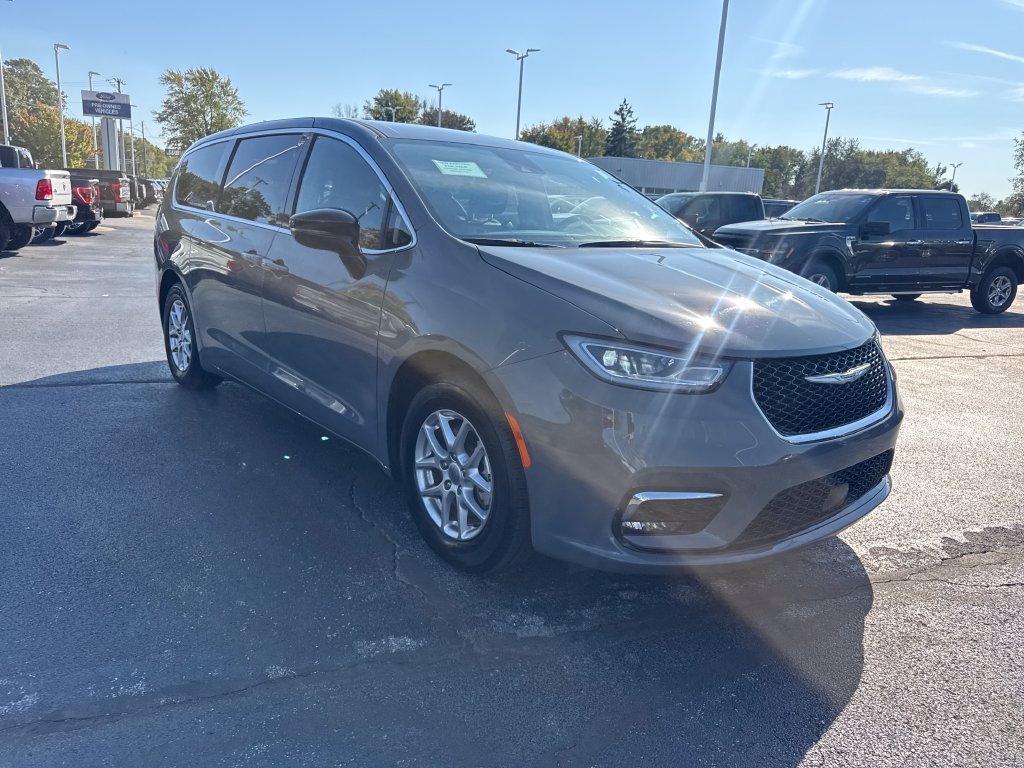 Used 2025 Chrysler Pacifica Select FWD image 4