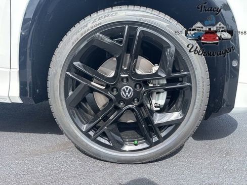 New 2025 Volkswagen Tiguan SE R-Line image 9