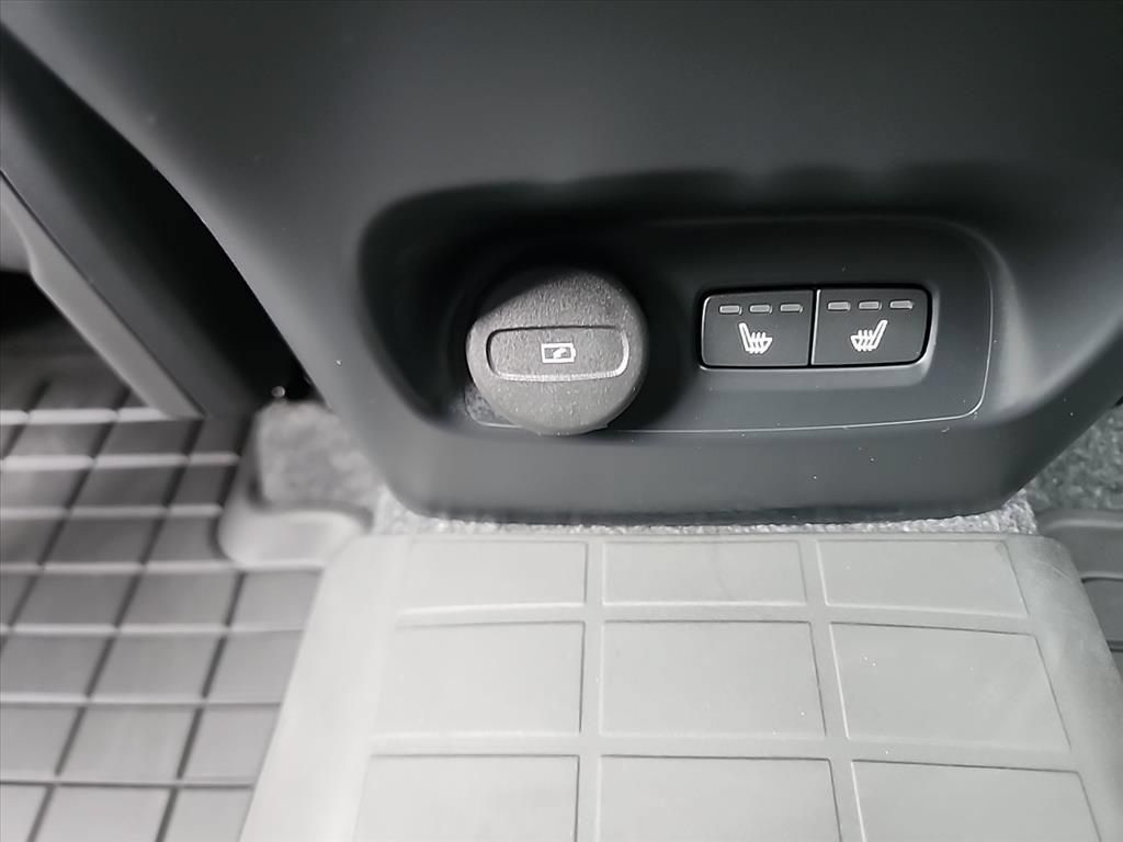 Certified 2026 Volvo XC40 B5 Plus AWD/4WD image 32