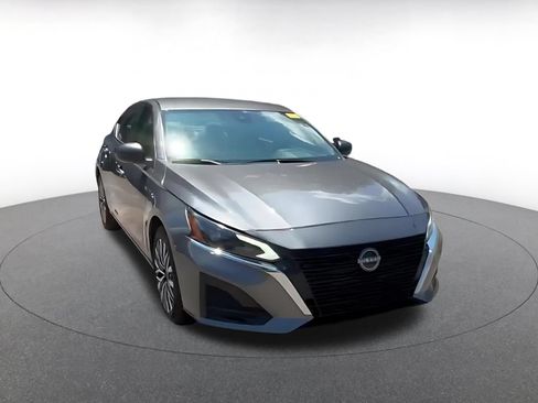 Used 2025 Nissan Altima 2.5 SV FWD image 3
