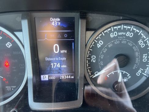 Used 2022 Toyota Tacoma TRD Off-Road image 24