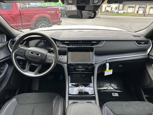 New 2025 Jeep Grand Cherokee Altitude image 14