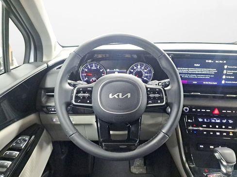Used 2023 Kia Carnival EX image 12