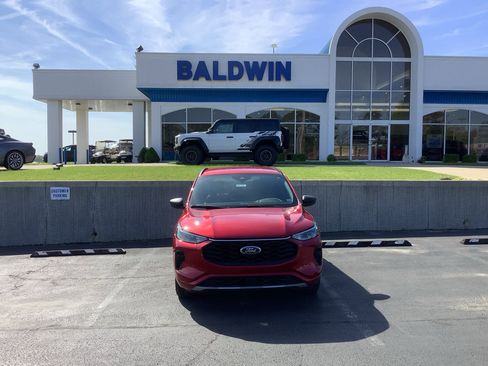 Used 2024 Ford Escape ST-Line w/ Tech Pack #1 AWD/4WD image 2