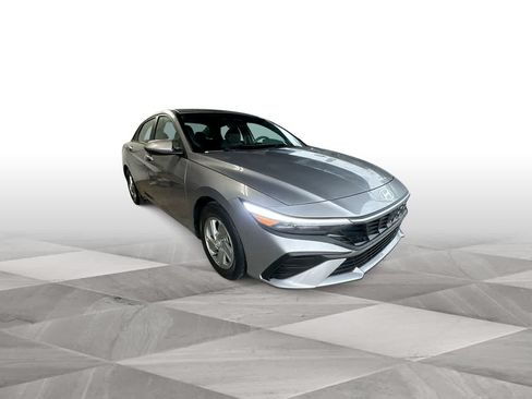 Used 2026 Hyundai Elantra SE FWD image 2