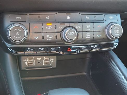 Used 2023 Dodge Durango GT w/ Blacktop Package AWD/4WD image 32