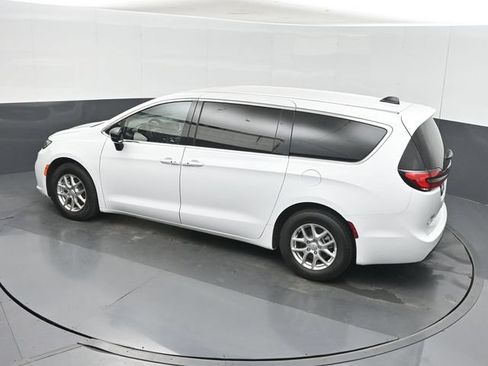 Used 2026 Chrysler Pacifica Select FWD image 44
