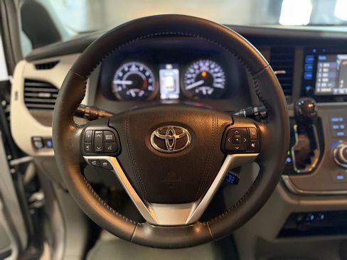 Used 2015 Toyota Sienna XLE FWD image 12