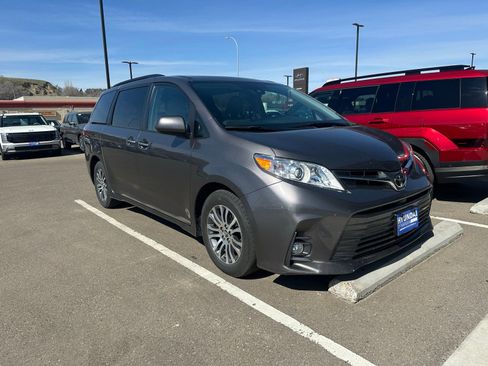 Used 2018 Toyota Sienna XLE FWD image 2