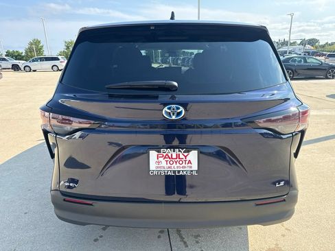 Used 2025 Toyota Sienna LE FWD image 4