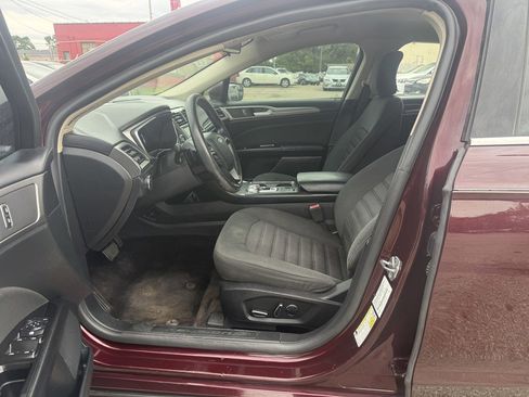 Used 2017 Ford Fusion SE w/ Fusion SE Technology Package FWD image 12