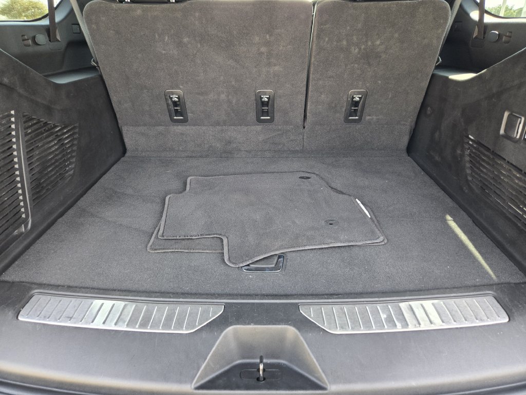 Used 2025 Chevrolet Suburban Premier RWD image 34