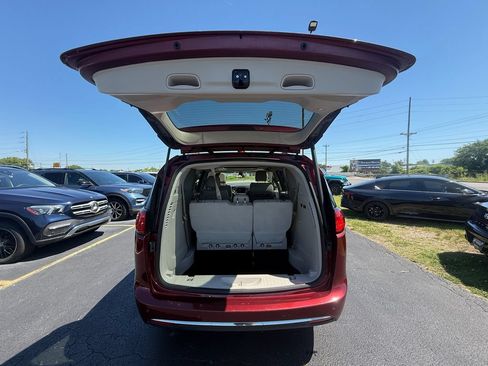 Used 2019 Chrysler Pacifica Limited FWD image 5