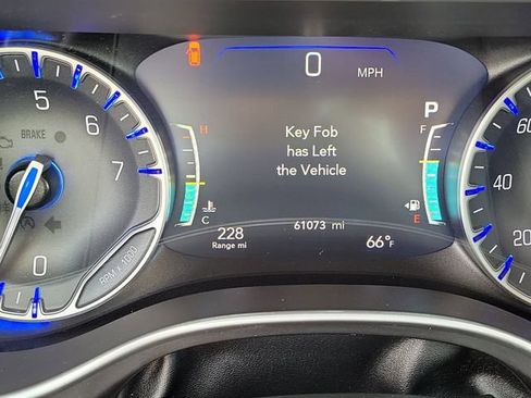 Used 2023 Chrysler Pacifica Touring-L FWD image 9
