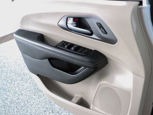 Used 2023 Chrysler Pacifica Touring-L image 21