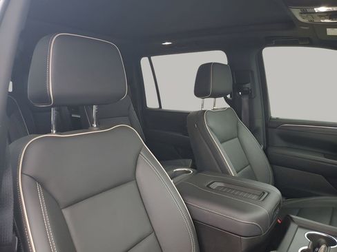 Used 2024 GMC Yukon XL SLT w/ SLT Luxury Package image 15