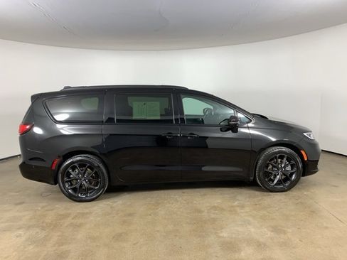 Used 2024 Chrysler Pacifica Touring-L w/ Uconnect Theater Family Group image 7